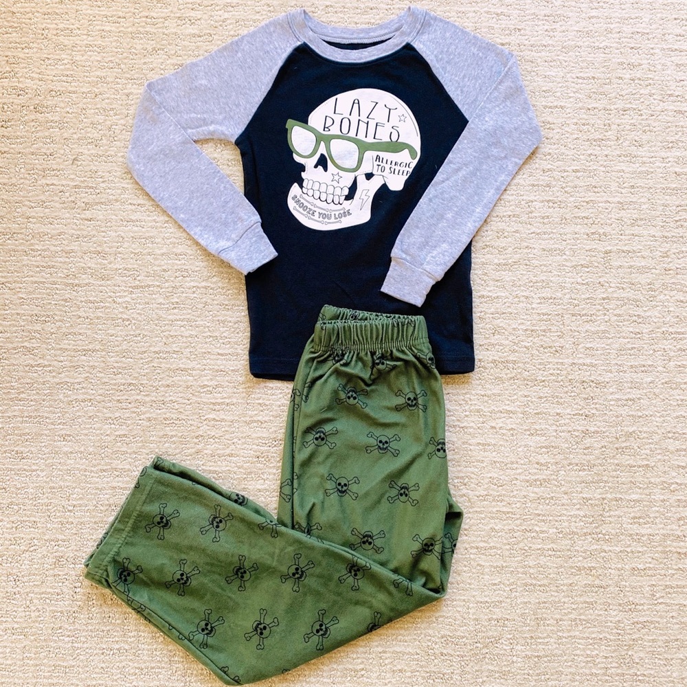 NWOT Carter’s Pjs size 6